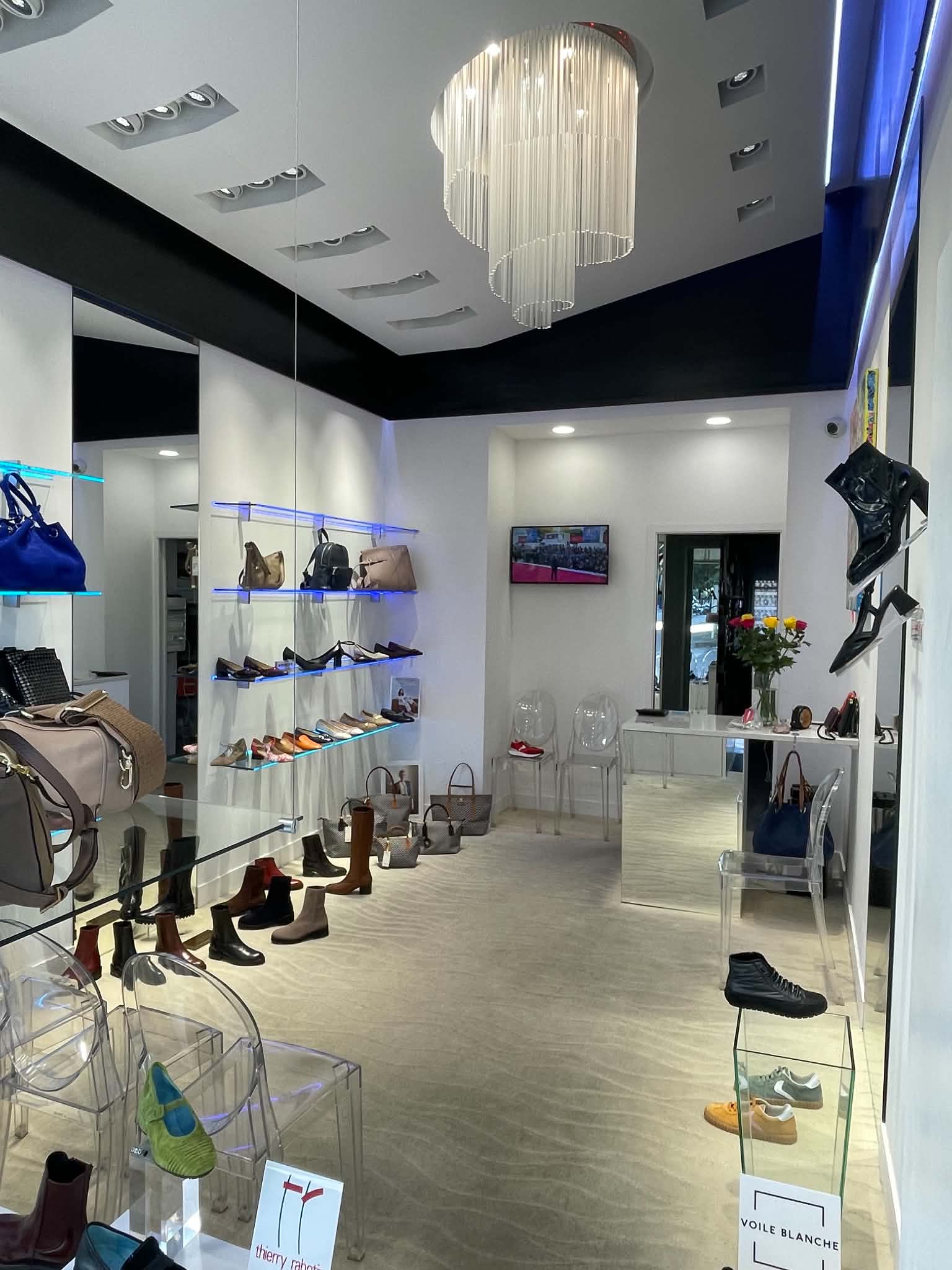 Intérieur de la boutique Claude Chausseur à Nantes